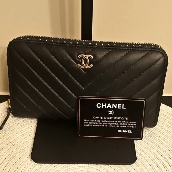 Chanel Black Chevron Lambskin Wallet with Logo - Picture 1 of 11